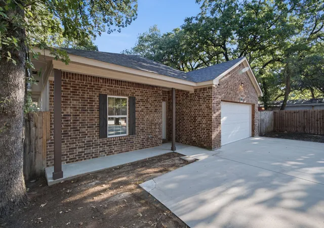 Photo 3 of Single family home for sale at 1837 Jennifer Ct, Azle, TX 76020 | MLS# 21383847 | Listing updated on 2026-09-11