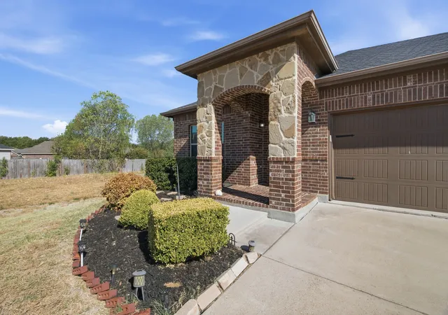Photo 3 of Single family home for sale at 7101 Creighton Ct, Fort Worth, TX 76120 | MLS# 21381298 | Listing updated on 2026-09-13
