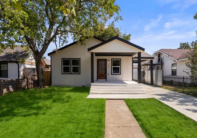 Photo 1 of Sale Pending at 1104 S Brighton Ave, Dallas, TX 75208 | MLS# 21322604 | Listing updated on 2026-09-17