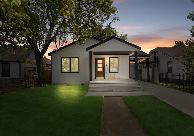 Photo 2 of Sale Pending at 1104 S Brighton Ave, Dallas, TX 75208 | MLS# 21322604 | Listing updated on 2026-09-17