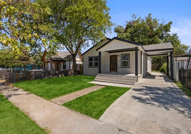 Photo 3 of Sale Pending at 1104 S Brighton Ave, Dallas, TX 75208 | MLS# 21322604 | Listing updated on 2026-09-17