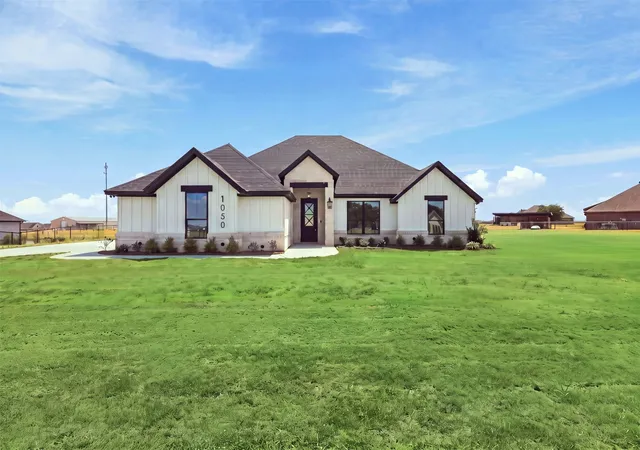 Photo 2 of Single family home for sale at 1050 Uplift Dr, Weatherford, TX 76087 | MLS# 21382849 | Listing updated on 2026-09-11