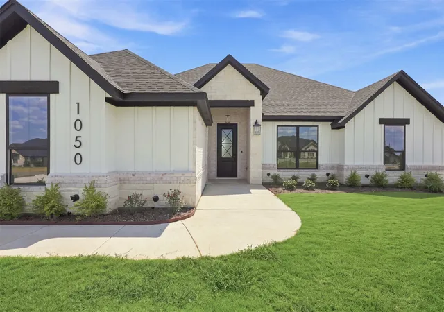 Photo 3 of Single family home for sale at 1050 Uplift Dr, Weatherford, TX 76087 | MLS# 21382849 | Listing updated on 2026-09-11