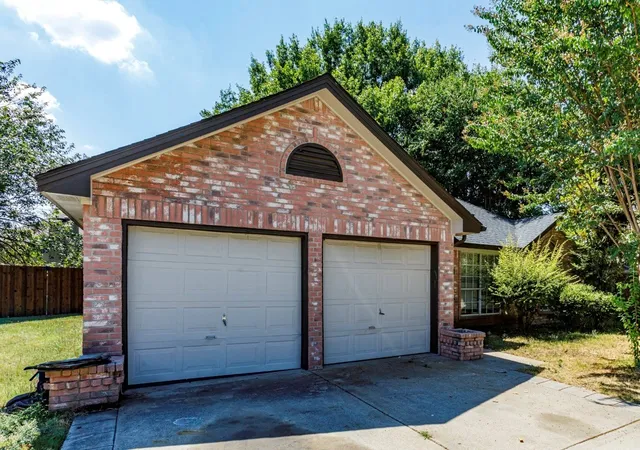 Photo 2 of Single family home for sale at 1215 Hyde Park Dr, Mc Kinney, TX 75069 | MLS# 21382341 | Listing updated on 2026-09-30
