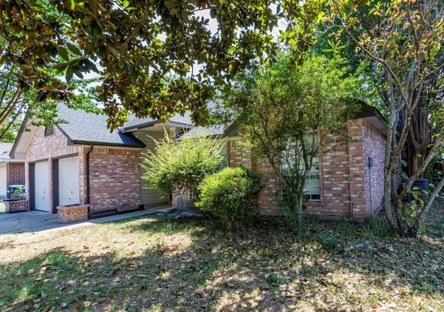 Photo 3 of Single family home for sale at 1215 Hyde Park Dr, Mc Kinney, TX 75069 | MLS# 21382341 | Listing updated on 2026-09-30