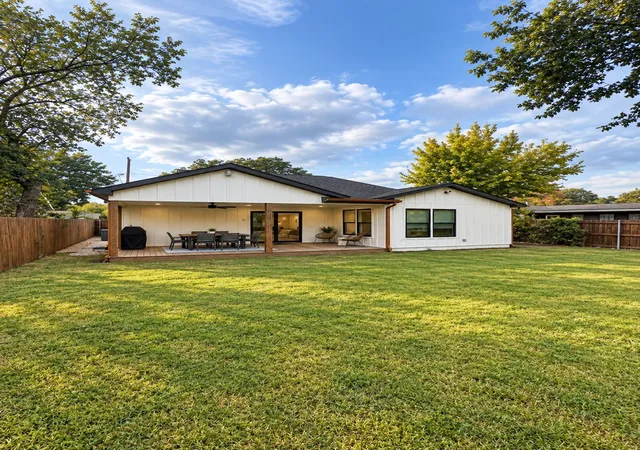 Photo 9 of Single family home for sale at 129 S Roberts Cut Off Rd, Fort Worth, TX 76114 | MLS# 21383968 | Listing updated on 2026-09-11