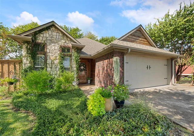 Photo 3 of Single family home for sale at 700 Blanton Dr, Sherman, TX 75092 | MLS# 21383160 | Listing updated on 2026-09-28