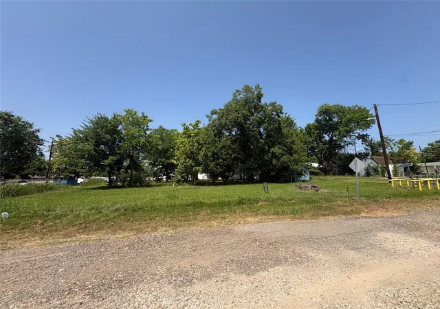 Photo 1 of Land for sale at 200 S Reagan St, Clarksville, TX 75426 | MLS# 21383977 | Listing updated on 2026-09-11