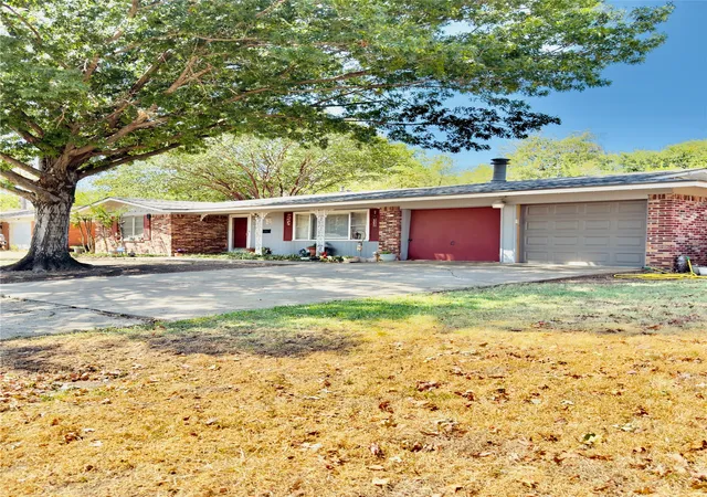 Photo 2 of Single family home for sale at 1552 Montclair Dr, Fort Worth, TX 76103 | MLS# 21383004 | Listing updated on 2026-09-11