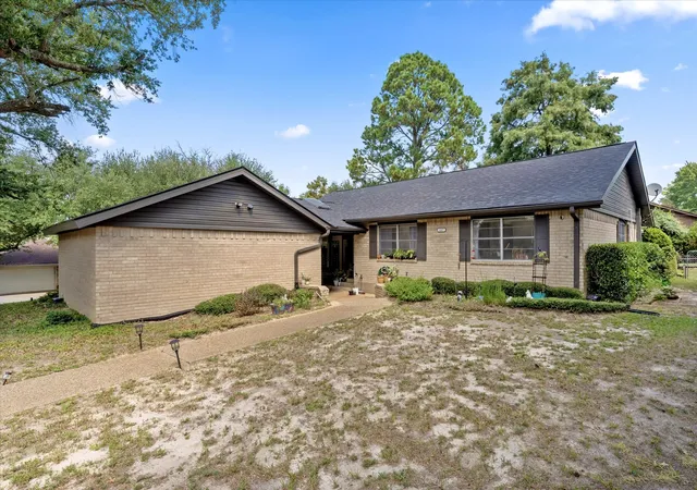 Single family home for sale at 107 Karen Ct, Athens, TX 75751 | MLS# 21382944
