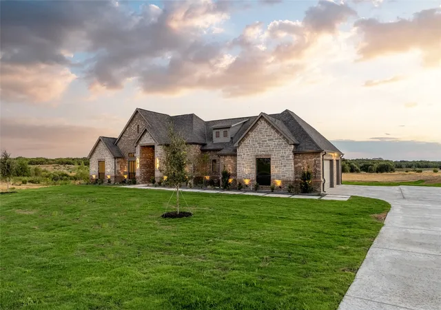 Photo 3 of Single family home for sale at 1031 Ranch Vista Rd, Granbury, TX 76049 | MLS# 21383987 | Listing updated on 2026-09-13