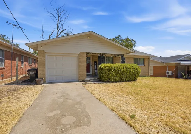 Photo 1 of Single family home for sale at 4304 Hodgkins Rd, Fort Worth, TX 76135 | MLS# 21383991 | Listing updated on 2026-09-12
