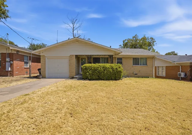Photo 2 of Single family home for sale at 4304 Hodgkins Rd, Fort Worth, TX 76135 | MLS# 21383991 | Listing updated on 2026-09-12