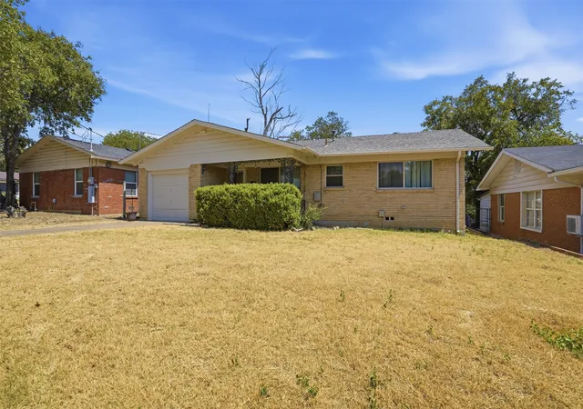 Photo 3 of Single family home for sale at 4304 Hodgkins Rd, Fort Worth, TX 76135 | MLS# 21383991 | Listing updated on 2026-09-12