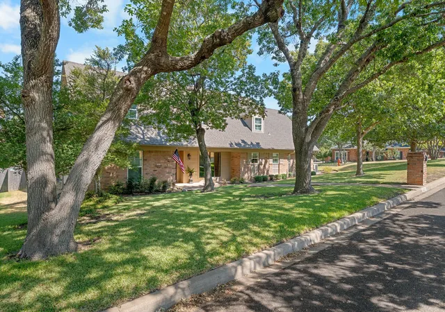 Photo 3 of Single family home for sale at 10026 Forest View Dr, Woodway, TX 76712 | MLS# 21383825 | Listing updated on 2026-09-30