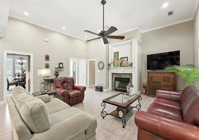 Photo 3 of Single family home for sale at 109 Visalia Ln, Denton, TX 76210 | MLS# 21383711 | Listing updated on 2026-09-12