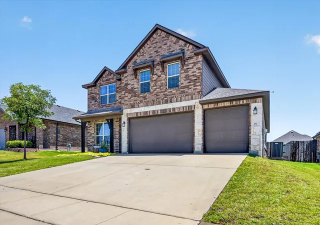 Photo 3 of Single family home for sale at 39 S Highland Dr, Sanger, TX 76266 | MLS# 21383104 | Listing updated on 2026-09-19