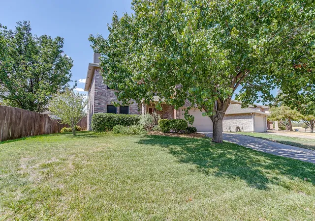 Photo 2 of Single family home for sale at 332 Sunset Oaks Dr, Fort Worth, TX 76112 | MLS# 21383781 | Listing updated on 2026-09-12