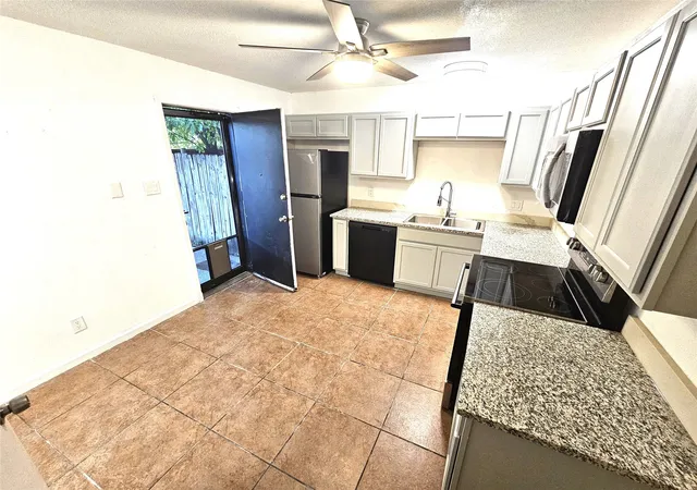 Listing Photo 4 - Condo for sale in building located at 724 Bluebonnet Dr, Keller, TX 76248