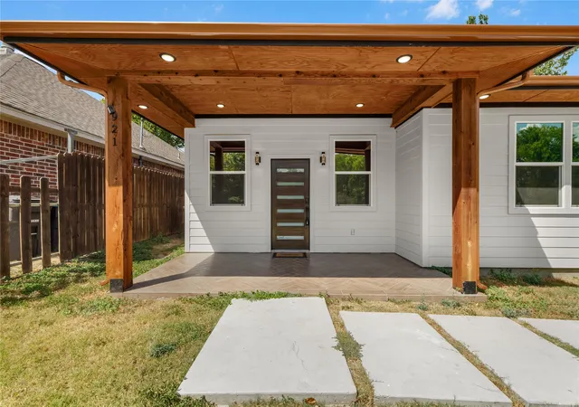Photo 3 of Single family home for sale at 921 Bessie St, Fort Worth, TX 76104 | MLS# 21384079 | Listing updated on 2026-09-20