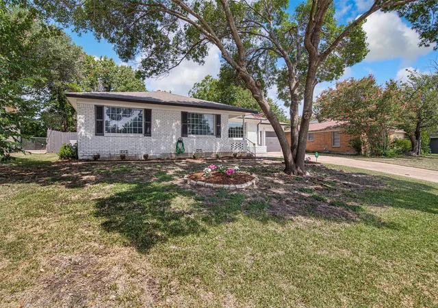 Photo 3 of Single family home for sale at 4840 Overton Ave, Fort Worth, TX 76133 | MLS# 21384154 | Listing updated on 2026-09-12
