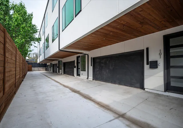 Photo 3 of Townhouse for sale at 4534 Lake Ave #103, Dallas, TX 75219 | MLS# 21384163 | Listing updated on 2026-09-12