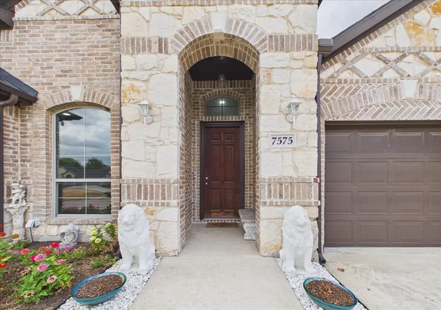Photo 3 of Sale Pending at 7575 Saddleridge Dr, Dallas, TX 75249 | MLS# 21382704 | Listing updated on 2026-09-30