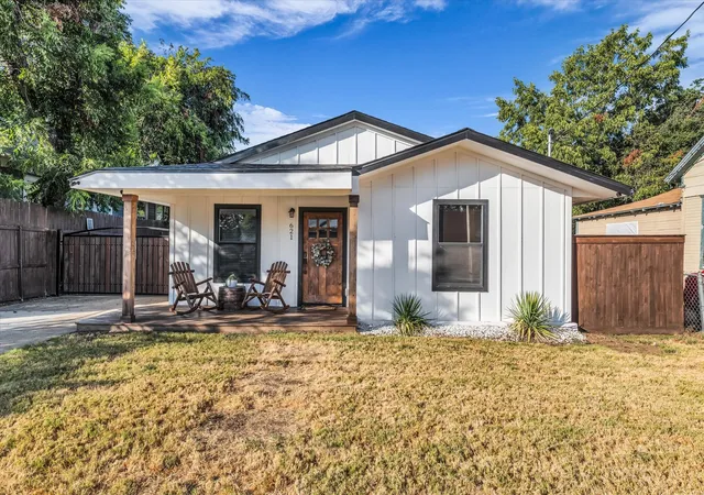 Photo 1 of Single family home for sale at 621 S 9th Street, Waco, TX 76706 | MLS# 21383540 | Listing updated on 2026-09-12
