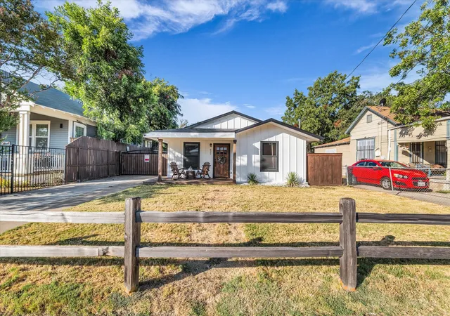 Photo 3 of Single family home for sale at 621 S 9th Street, Waco, TX 76706 | MLS# 21383540 | Listing updated on 2026-09-12