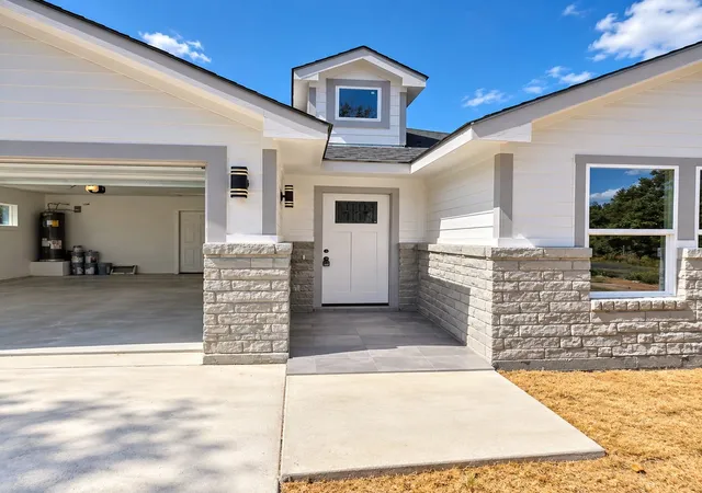 Photo 4 of Single family home for sale at 2708 Beechwood St, Granbury, TX 76048 | MLS# 21381470 | Listing updated on 2026-09-12