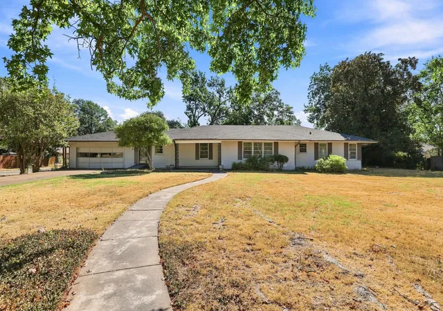 Photo 1 of Single family home for sale at 920 Park Ave, Bonham, TX 75418 | MLS# 21359413 | Listing updated on 2026-09-29