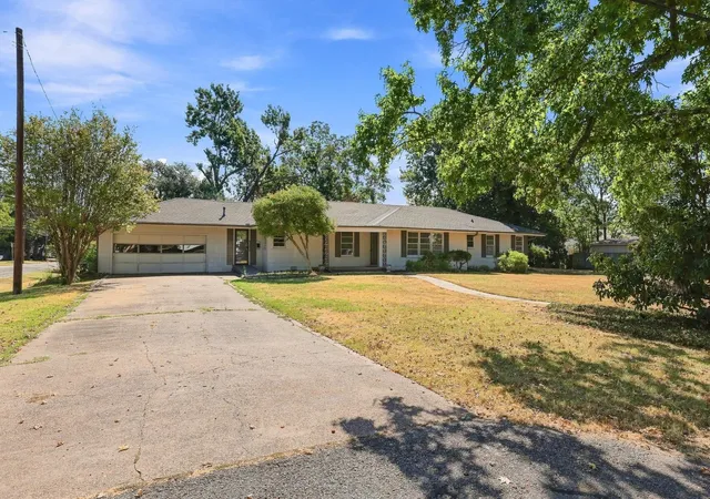 Photo 2 of Single family home for sale at 920 Park Ave, Bonham, TX 75418 | MLS# 21359413 | Listing updated on 2026-09-29