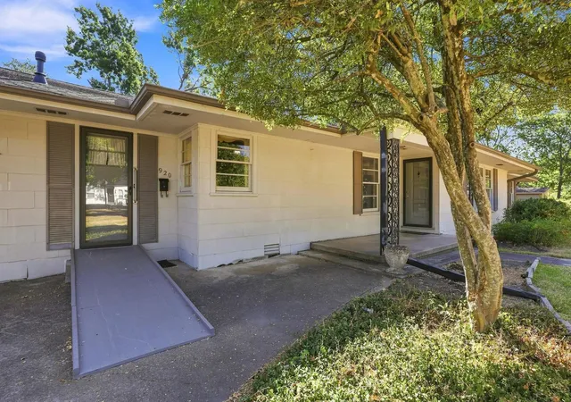 Photo 3 of Single family home for sale at 920 Park Ave, Bonham, TX 75418 | MLS# 21359413 | Listing updated on 2026-09-29