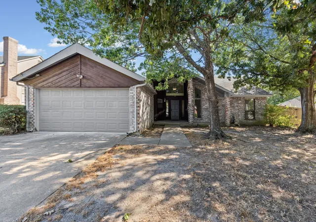 Photo 1 of Single family home for sale at 515 Highland Oaks Dr, Greenville, TX 75402 | MLS# 21383581 | Listing updated on 2026-09-24