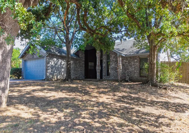 Photo 3 of Single family home for sale at 515 Highland Oaks Dr, Greenville, TX 75402 | MLS# 21383581 | Listing updated on 2026-09-24
