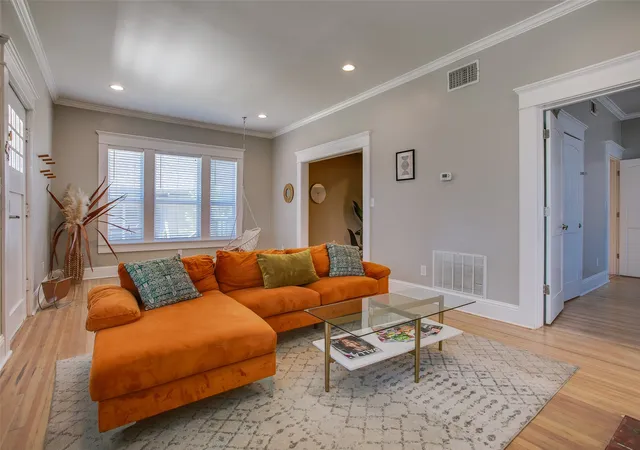 Listing Photo 5 - Condo for sale in building located at 413 W 9th St, Dallas, TX 75208