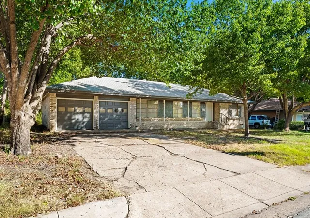 Photo 2 of Single family home for sale at 305 Valleyglen Dr, De Soto, TX 75115 | MLS# 21382266 | Listing updated on 2026-09-12