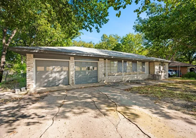 Photo 3 of Single family home for sale at 305 Valleyglen Dr, De Soto, TX 75115 | MLS# 21382266 | Listing updated on 2026-09-12