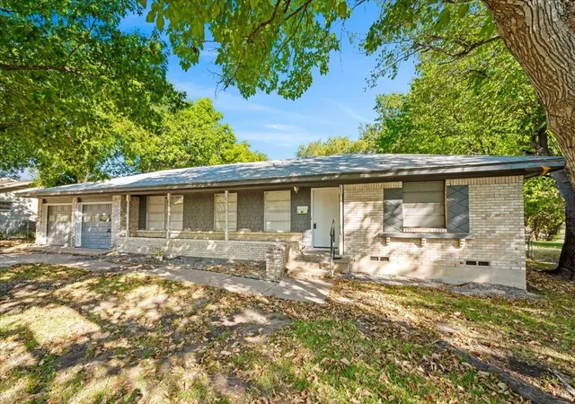 Photo 3 of Single family home for sale at 305 Valleyglen Dr, De Soto, TX 75115 | MLS# 21382266 | Listing updated on 2026-09-12