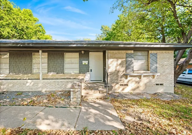 Photo 4 of Single family home for sale at 305 Valleyglen Dr, De Soto, TX 75115 | MLS# 21382266 | Listing updated on 2026-09-12