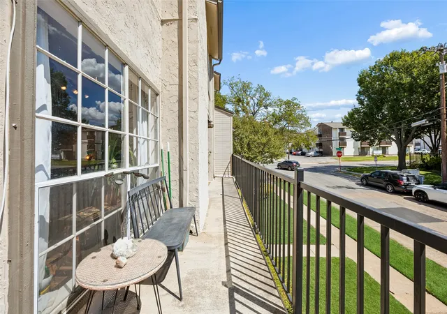 Listing Photo 4 - Condo for sale in building located at 5757 Martel Ave, Dallas, TX 75206 - Unit #A11
