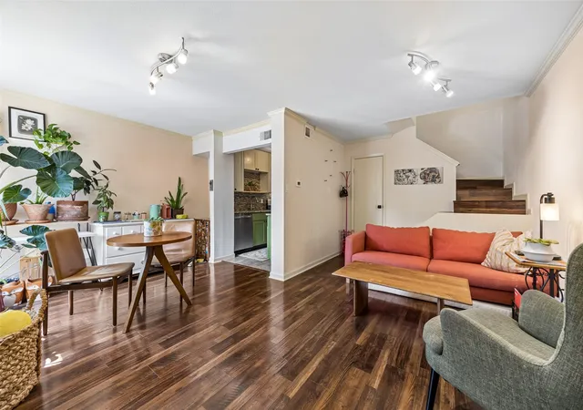 Listing Photo 5 - Condo for sale in building located at 5757 Martel Ave, Dallas, TX 75206 - Unit #A11