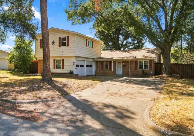 Photo 2 of Single family home for sale at 1802 Tulip Dr, Arlington, TX 76013 | MLS# 21384235 | Listing updated on 2026-09-13