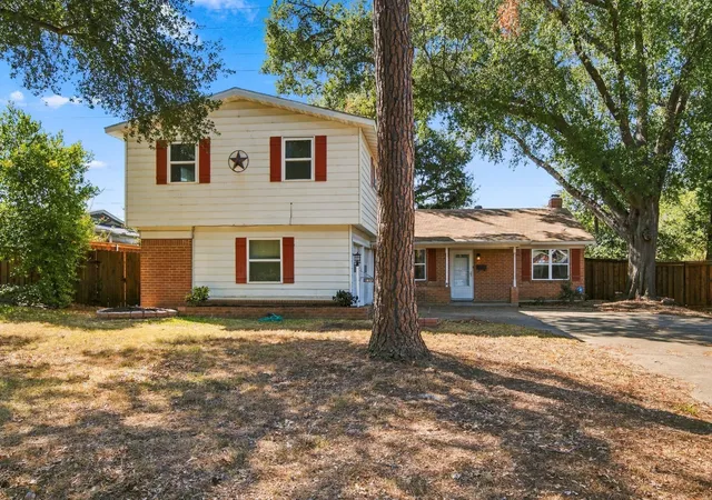 Photo 3 of Single family home for sale at 1802 Tulip Dr, Arlington, TX 76013 | MLS# 21384235 | Listing updated on 2026-09-13