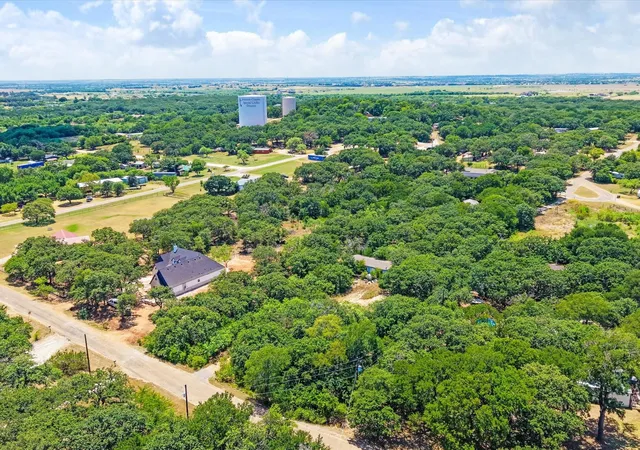 Photo 4 of Sale Pending at 5613 Thousand Oaks Dr, Joshua, TX 76058 | MLS# 21384288 | Listing updated on 2026-09-13