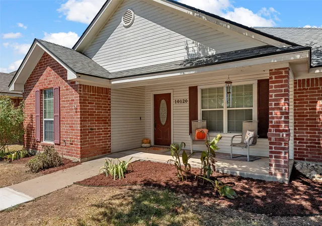 Photo 2 of Sale Pending at 10120 Colony Dr, Waco, TX 76708 | MLS# 21384305 | Listing updated on 2026-09-15