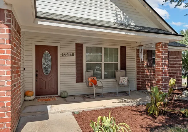 Photo 3 of Sale Pending at 10120 Colony Dr, Waco, TX 76708 | MLS# 21384305 | Listing updated on 2026-09-15