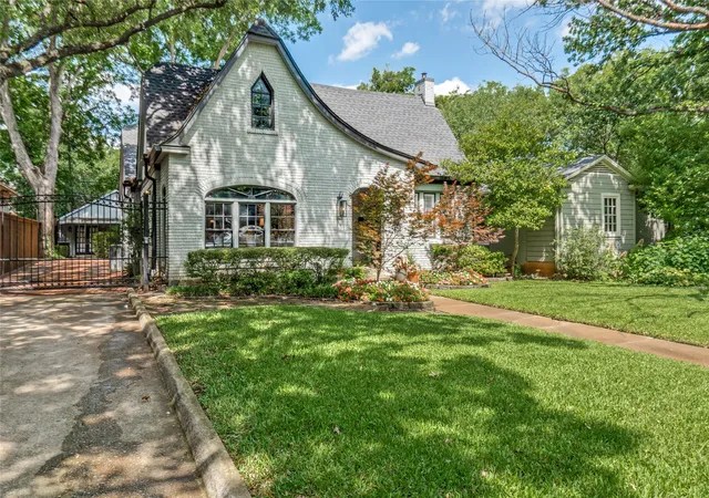 Photo 2 of Single family home for sale at 1151 N Winnetka Ave, Dallas, TX 75208 | MLS# 21380929 | Listing updated on 2026-09-15
