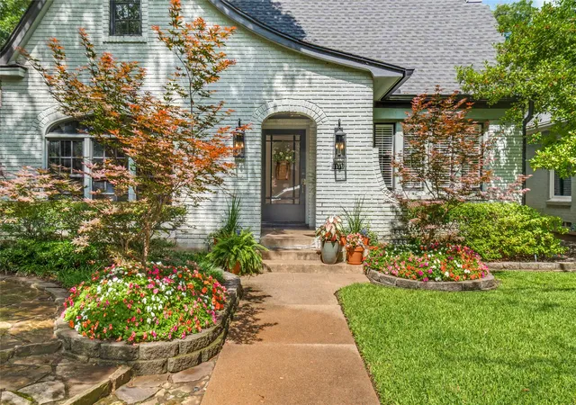 Photo 3 of Single family home for sale at 1151 N Winnetka Ave, Dallas, TX 75208 | MLS# 21380929 | Listing updated on 2026-09-15