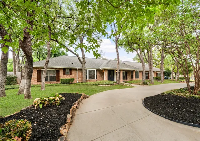 Photo 1 of Single family home for sale at 2 Lake Forest Dr, Roanoke, TX 76262 | MLS# 21384385 | Listing updated on 2026-09-12